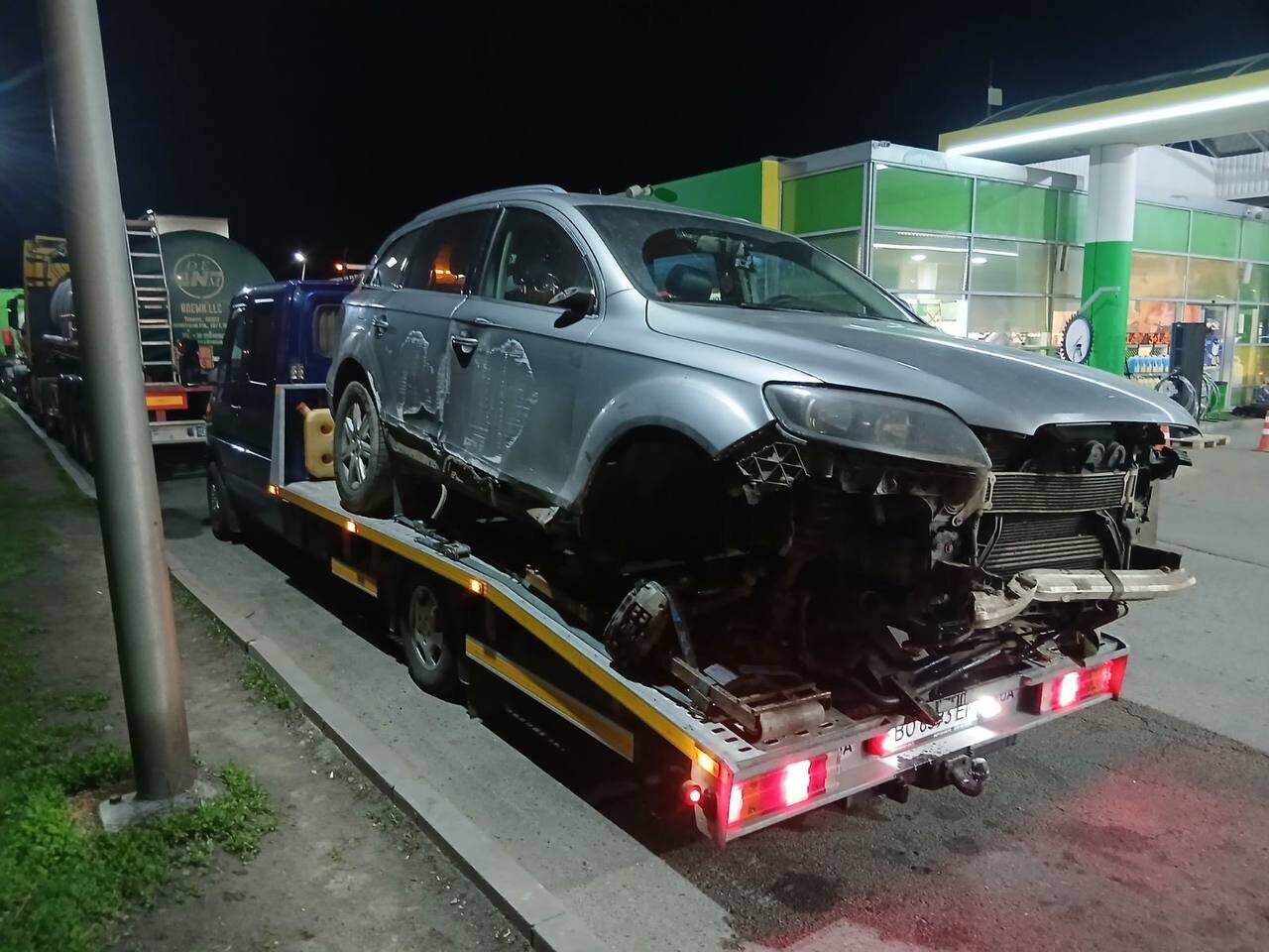Нічний виїзд евакуатора з пошкодженим сірим кросовером
